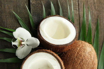 Fototapeta na wymiar Coconut z liści i kwiatów, na szarym tle drewnianych