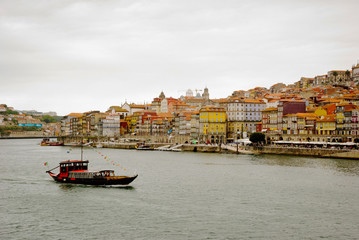 Fototapeta na wymiar Porto z łodzi wina, Portugalia