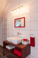 Ruby house - Red and white bathroom
