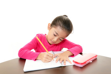 勉強に励む女の子