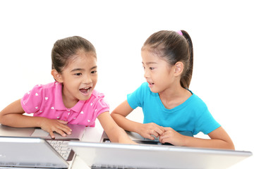 パソコンを楽しむ笑顔の姉妹