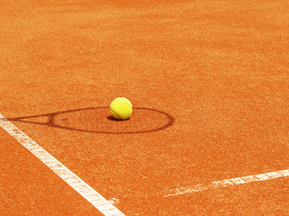 Tennisschläger Schatten mit Ball im Tenniscourt 48
