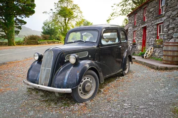 Möbelaufkleber Alte Autos Oldtimer vor dem irischen Cottage-Haus