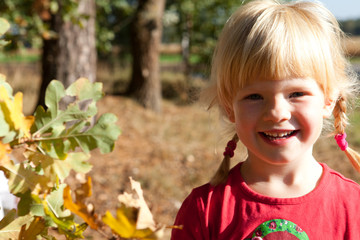Kind im Wald lächelt
