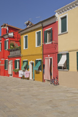 Fototapeta na wymiar Kolorowe domy w Wenecji wyspie Burano (Włochy).