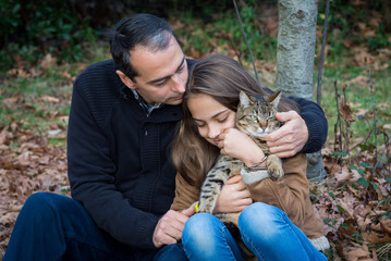 père et fille avec le chat
