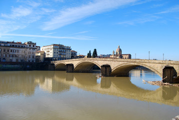 Fototapeta premium Bridge over the River Arno in Florence - 013