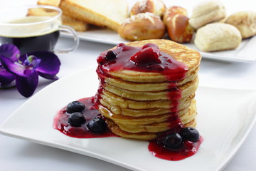 Pancakes mit roter Grütze