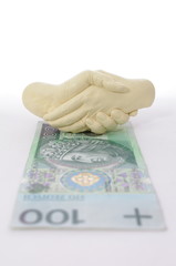 Splecione dłonie nad banknotem 100 zł  - obrazy, fototapety, plakaty