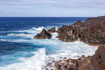 Fototapeta na wymiar szorstkie skały przy brzegu wyspy Lanzarote