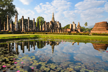 Fototapeta na wymiar Wat Mahathat w Sukhothai Historical Park, Tajlandia