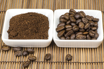 Kaffeebohnen und gemahlener Kaffee