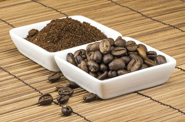 Kaffeebohnen und gemahlener Kaffee