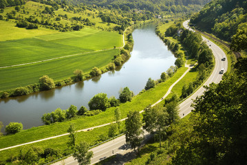 Fototapeta premium Deutsche Landschaft mit Feldern, Fluss und Straße