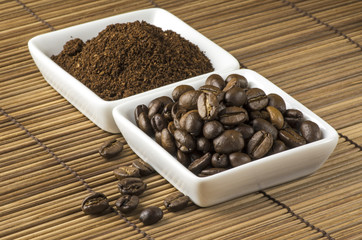 Kaffeebohnen und gemahlener Kaffee