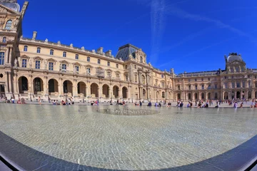 Photo sur Plexiglas Fontaine The Louvre - a huge bowl magnificent fountain