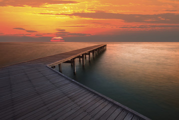 Obraz na płótnie Canvas sun rise sky and old wood bridge pier