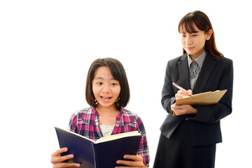 勉強をする女の子と女性教師
