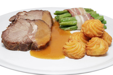 Lammbraten, Bohnenröllchen,Herzoginkartoffeln