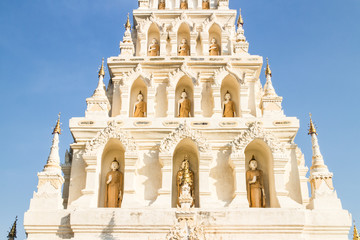 Obraz premium white pagoda wat jedeliam chiangmai Thailand