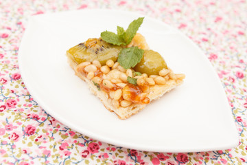 tart with kiwi and nuts