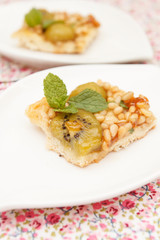 tart with kiwi and nuts