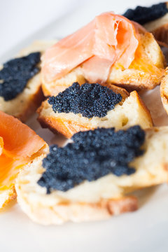 Crostini with salmon and caviar