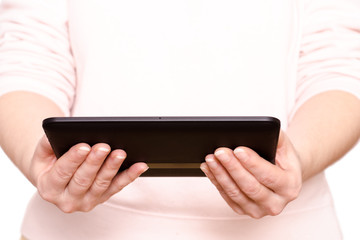 Zwei Hände halten einen Tablet Computer