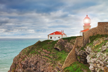Fototapeta na wymiar Zabytkowa latarnia morska na przylądku Morza. Portugalia.