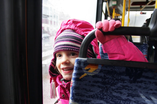 Wesoła dziewczynka jedzie tramwajem