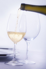 Weißwein einschenken