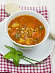 Tomatensuppe mit weissen Bohnen und Paprika