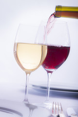 Weißwein und Rotwein