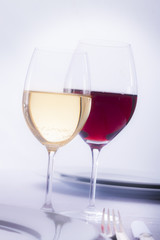 Weißwein und Rotwein