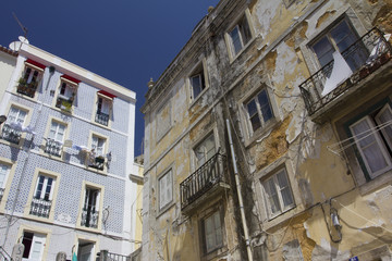 Altes und neues Gebäude in Lissabon