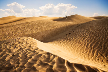 Coucher de soleil dans le désert du Sahara - Douz, Tunisie.
