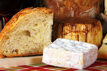 Pane con formaggio sardo e Petit  Pont.L'Eveque