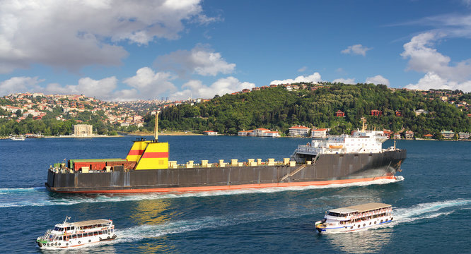 Ro-ro cargo ship sails into Straits Bosporus