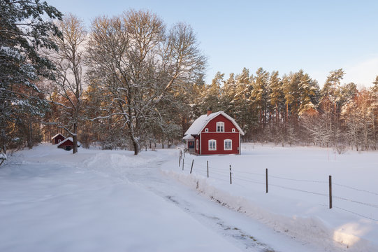 Rotes Holzhaus in Schweden im Winter