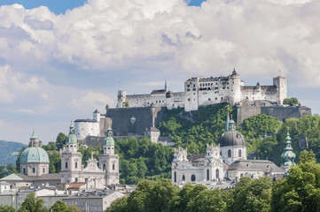 Fototapeta na wymiar Salzburg Fortress (Festung Hohensalzburg) wynika z Salzach Rive