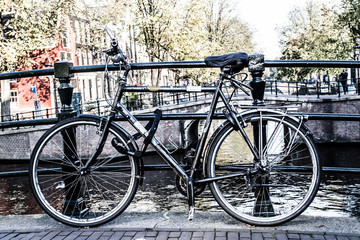 Fototapeta na wymiar Amsterdam, Canal i rower. Holland.