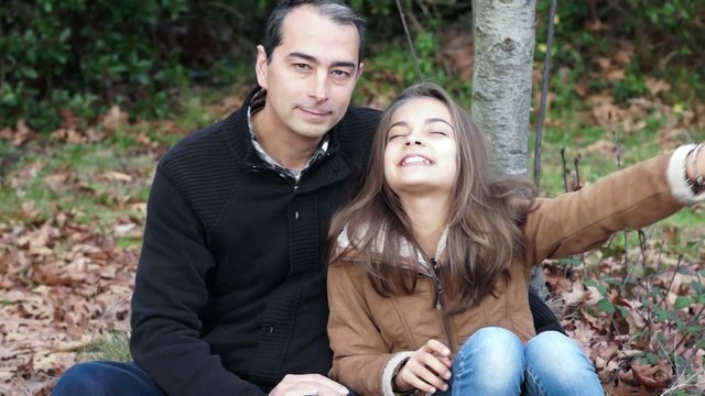 p&egrave;re et fille - envoyer un bisou