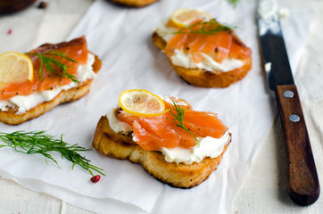 Crostini with salmon