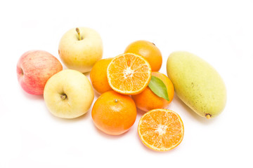 Fototapeta na wymiar Pomarańcze, zielone i czerwone jabłka kolekcji samodzielnie na białym backg