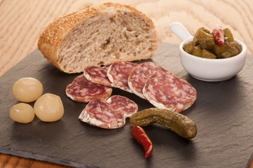Saucisson, pain et condiments