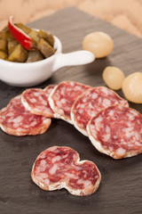 Saucisson coupé en rondelles
