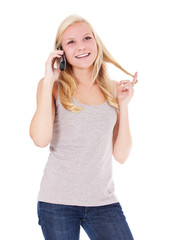 Attraktive junge Frau führt ein Telefonat