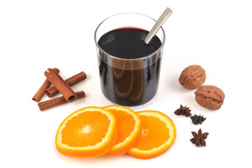 Vin chaud cannelle, badiane, orange et noix