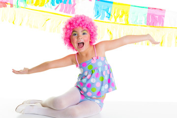 Obraz na płótnie Canvas dziewczyna dziecko dziecko z partii clown wyrażenie zabawny różowy wig