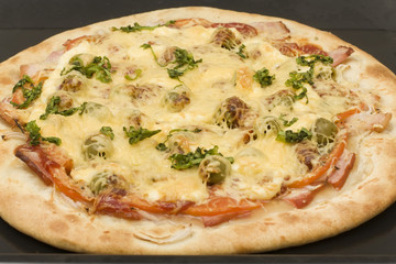 cook pizza with ham